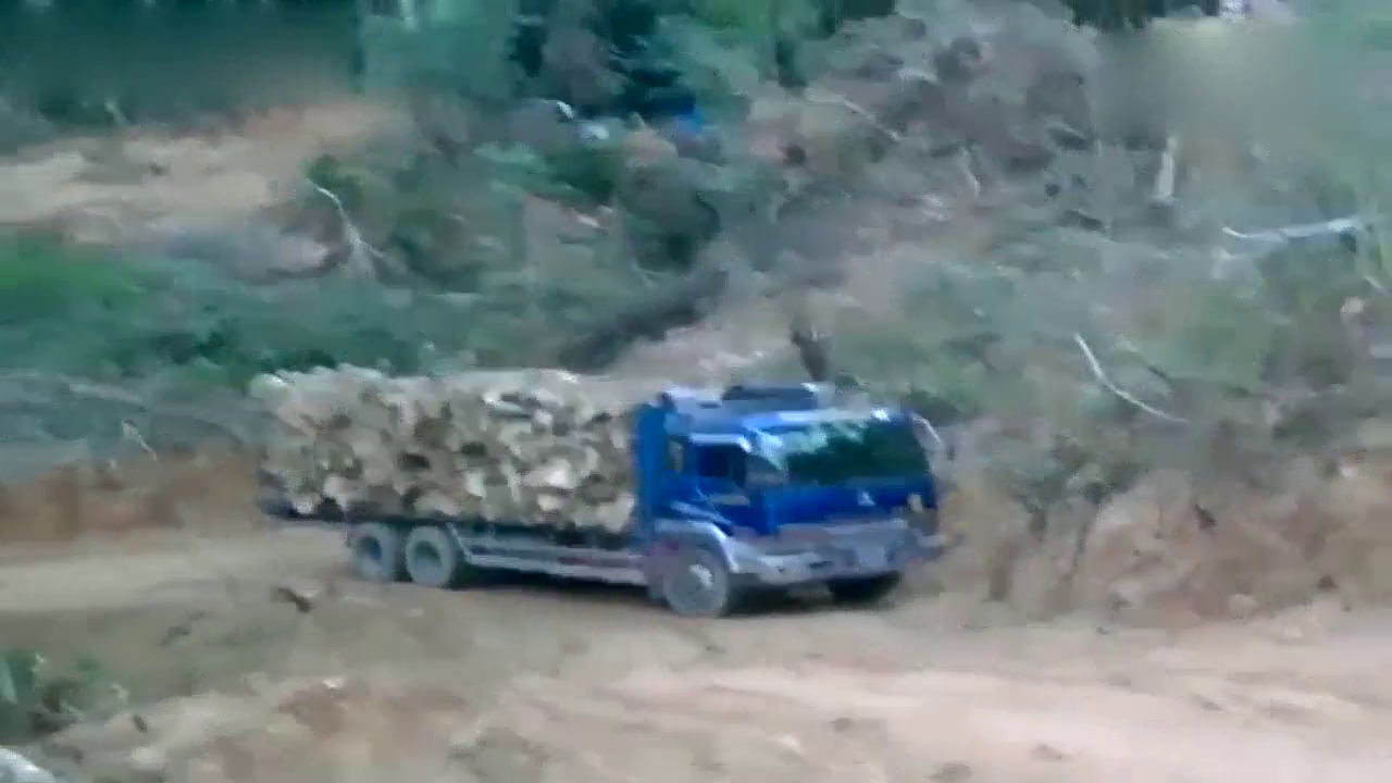 世界上没有神车，只有神司机，看看这卡车开的