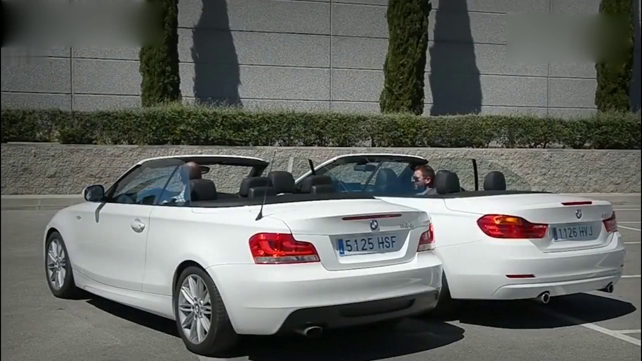 两辆宝马跑车同时按下变形键，三秒后厉害了！