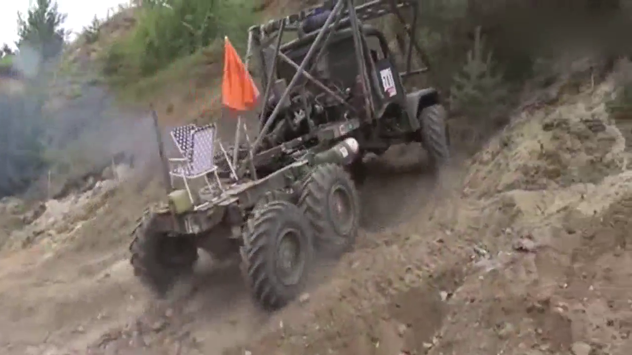 6x6越野卡车挑战陡坡，车子性能太强悍，牧马人都脸红了！