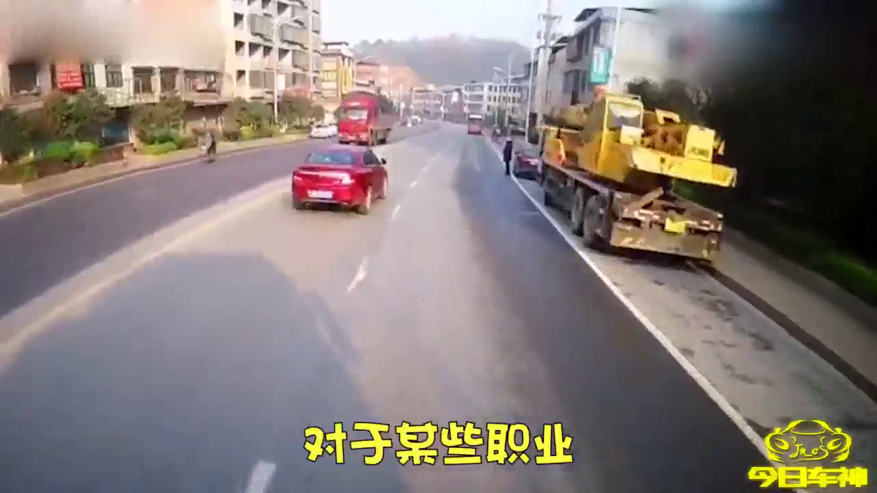 大哥碰瓷手段硬，往大卡车上撞！