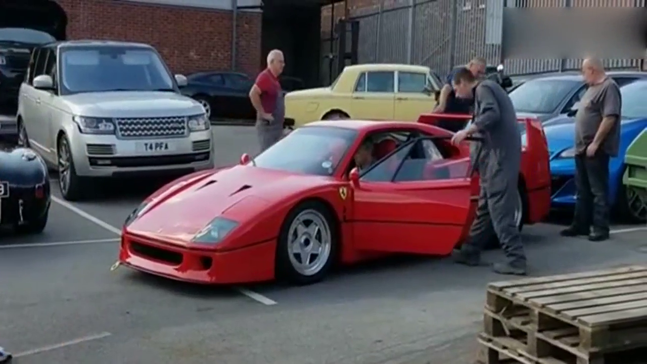 国外大叔炫耀他的法拉利跑车 一声巨响结果悲催了！