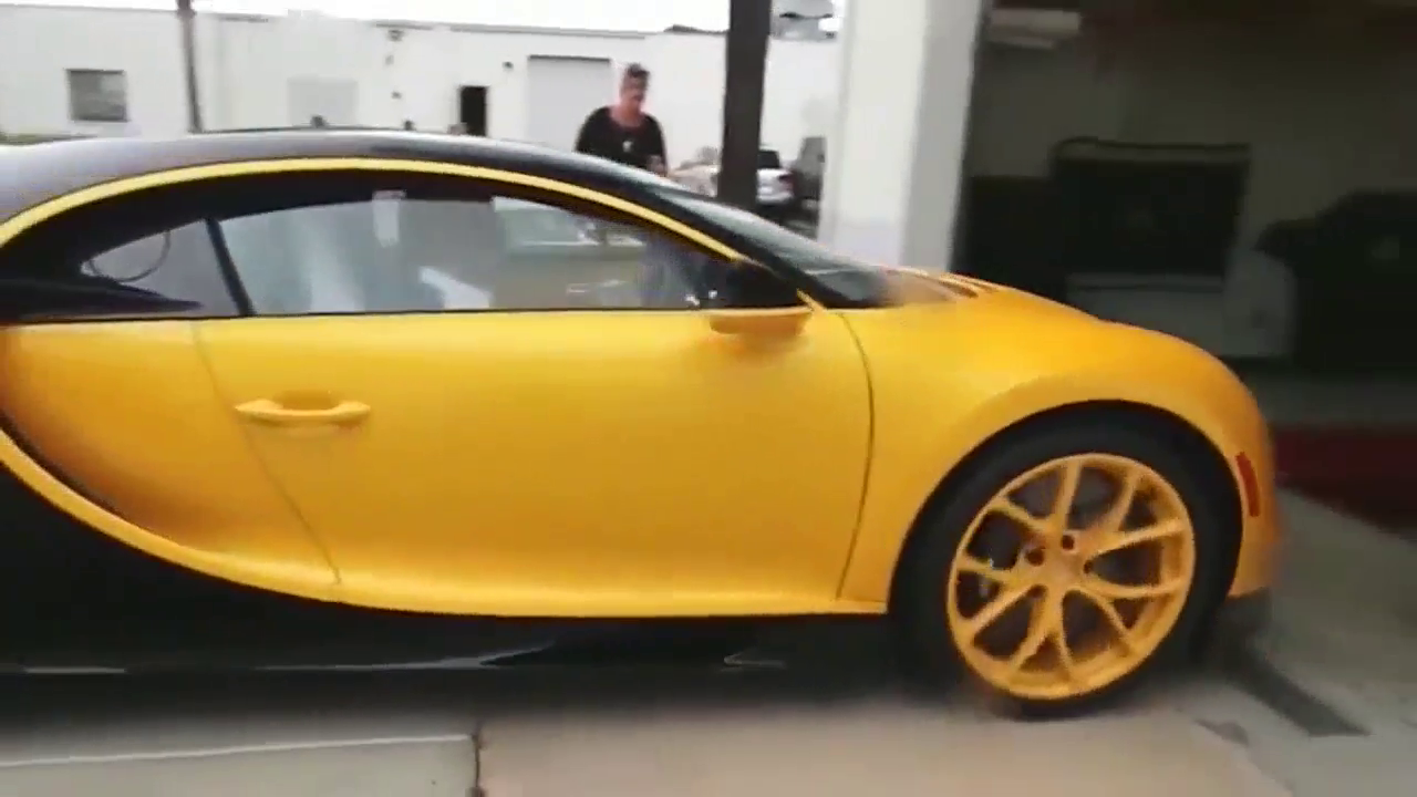 买布加迪跑车送了一个小箱子 打开一看才知道4000万花在哪里了