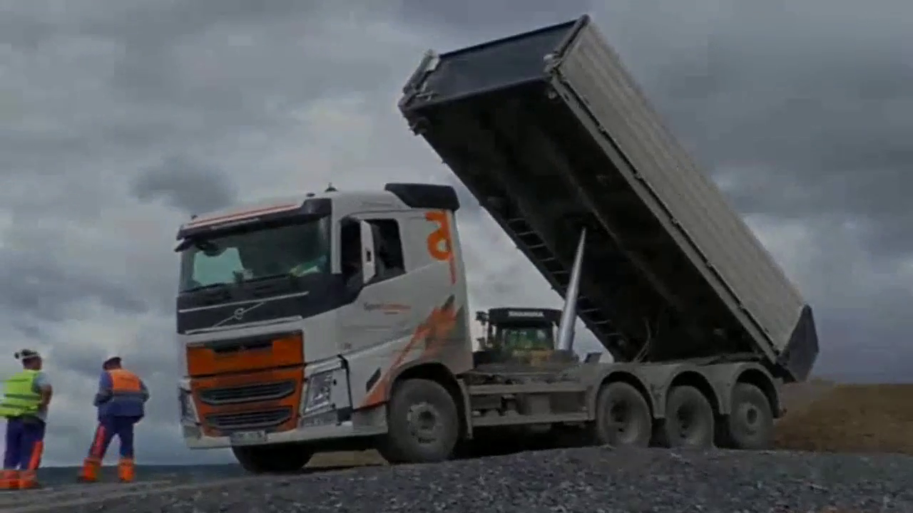 朋友刚买的二手卡车，每天在工地上拉石子，一天能赚五百元