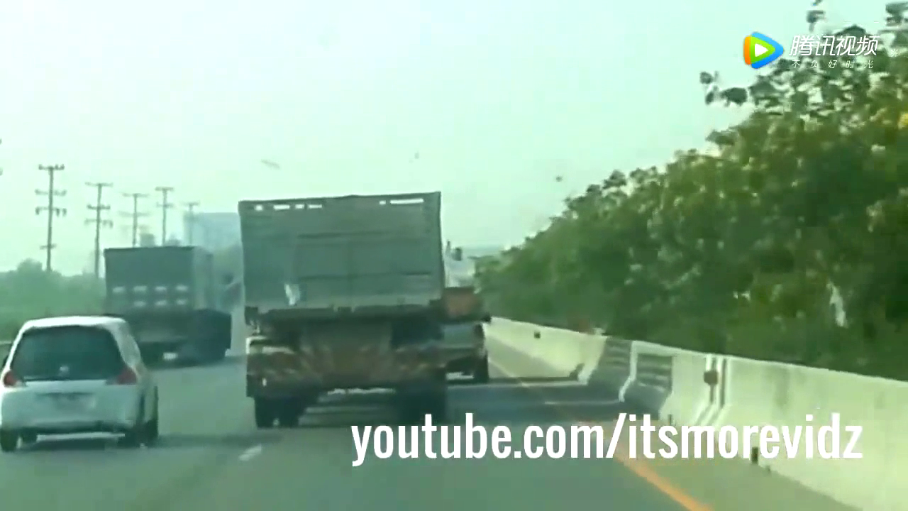 丰田车主公路上惹怒卡车，卡车车主立马发飙！