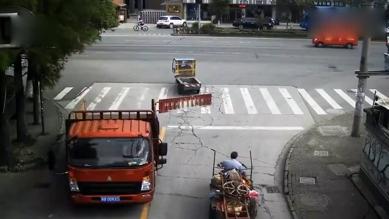 三轮车男子看到卡车后门扇过来，想躲已经来不及了！