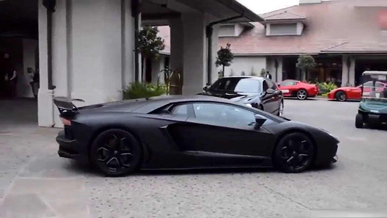 五星级酒店门口偶遇超跑豪车：比去车展还过瘾