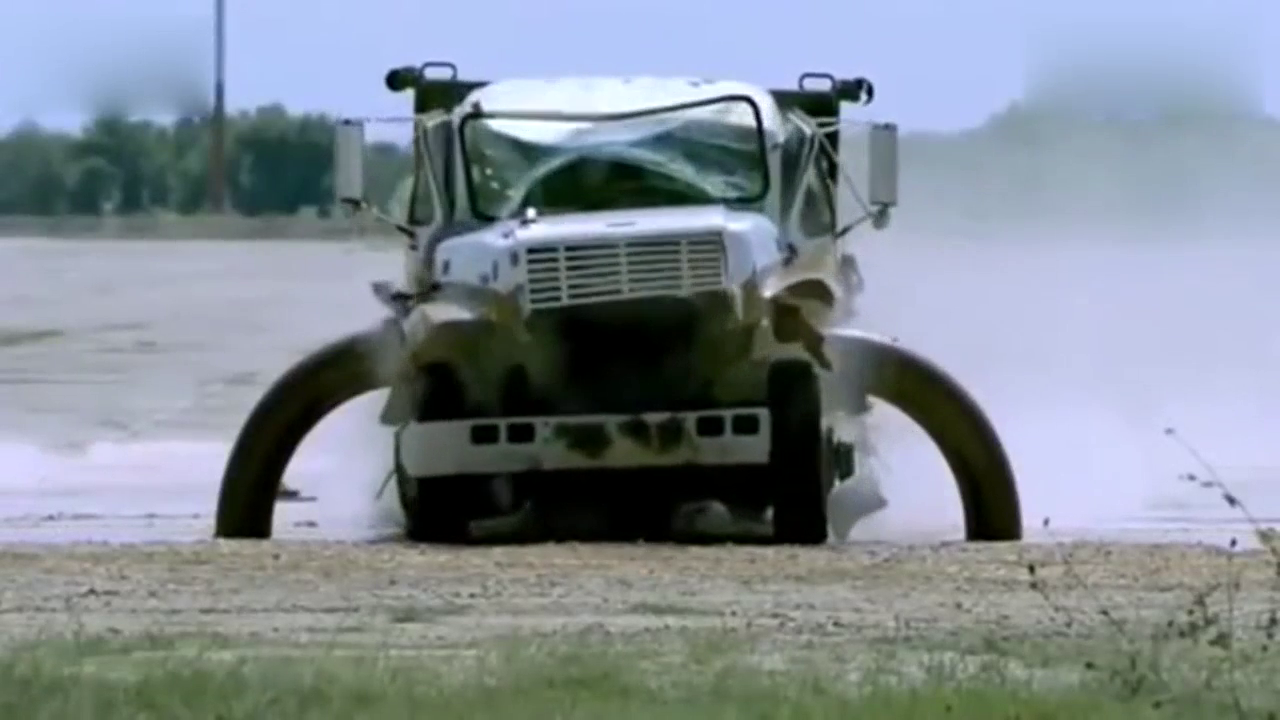 当一辆全速行驶的卡车撞上路障，这也太体无完肤吧？