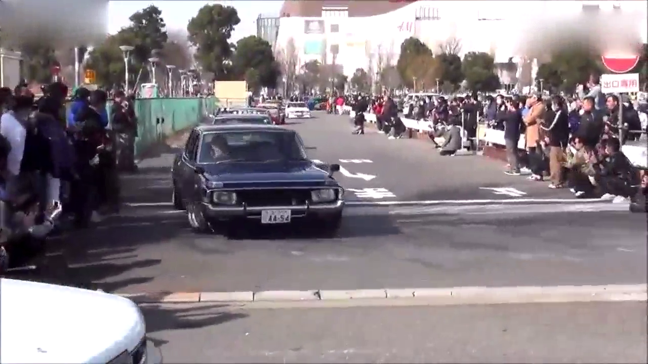 日本新年低趴VIP改装车聚会，过减速带需要人帮忙！