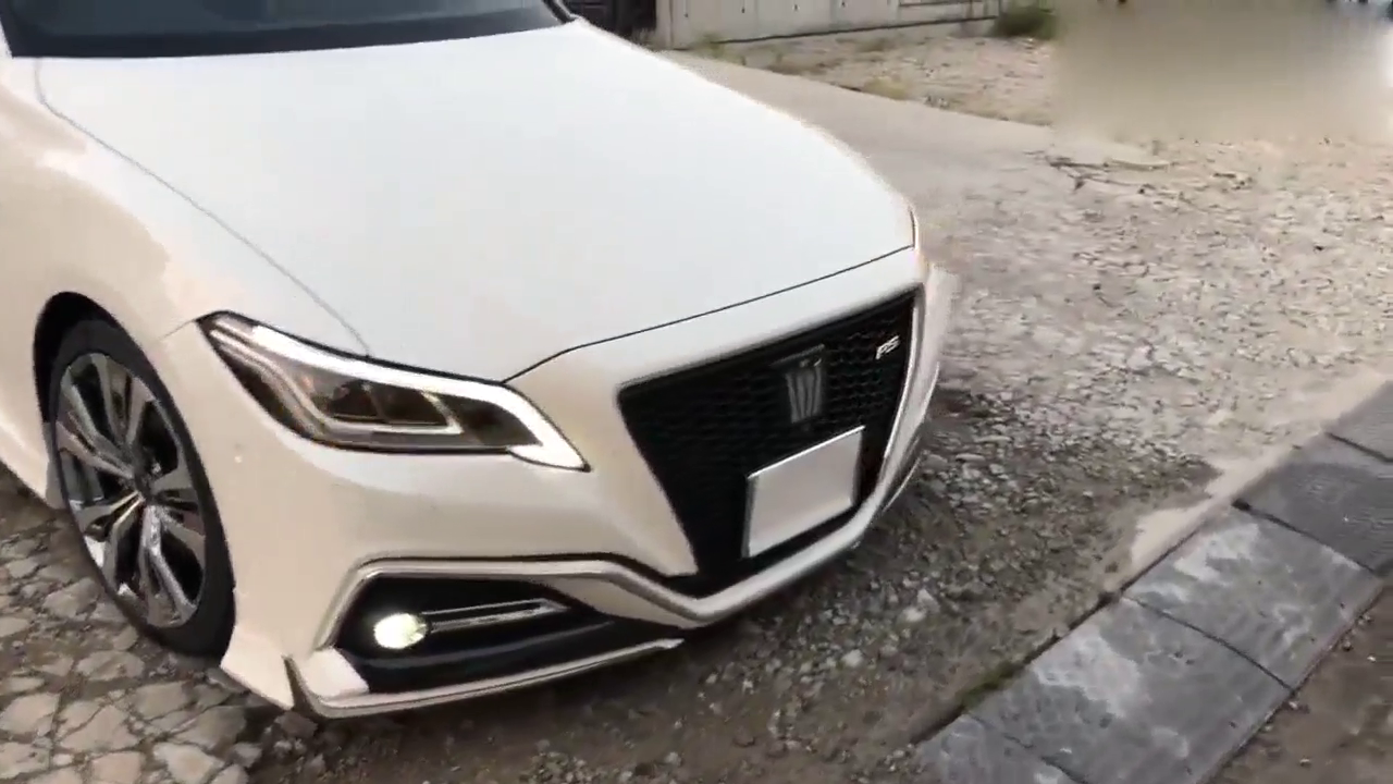 新款丰田皇冠RS混动版，运动气息强烈 一副性能车的模样