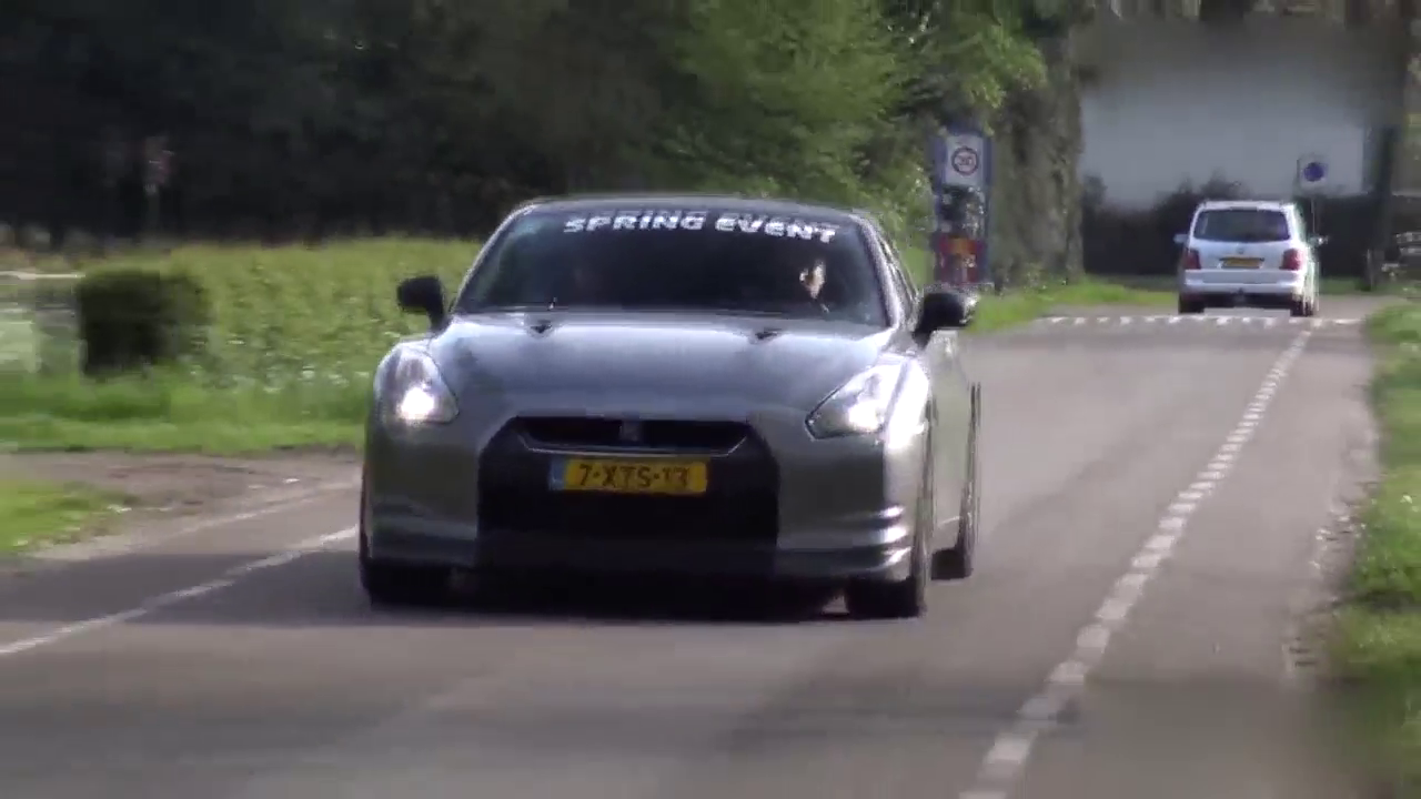 听这辆跑车的轰鸣还以为带着一串鞭炮在跑