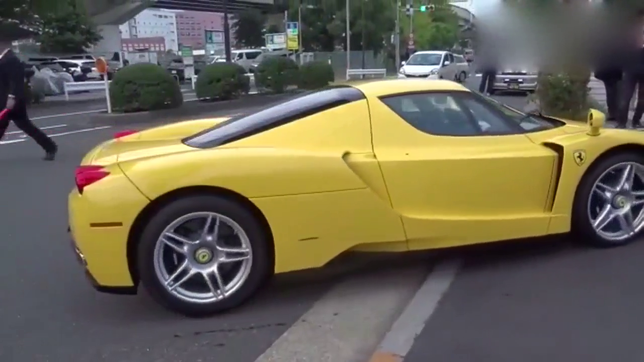 日本街头现法拉利恩佐跑车