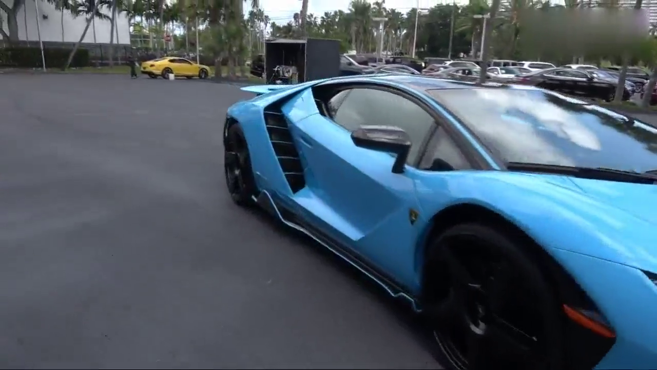 三种颜色的兰博基尼跑车，你会选哪一种？