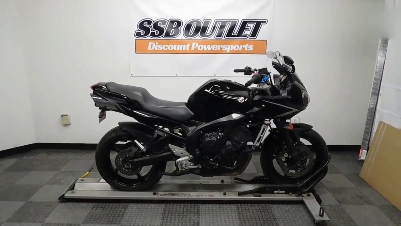 室内鉴赏雅马哈FZ6，公路赛摩托车跑车