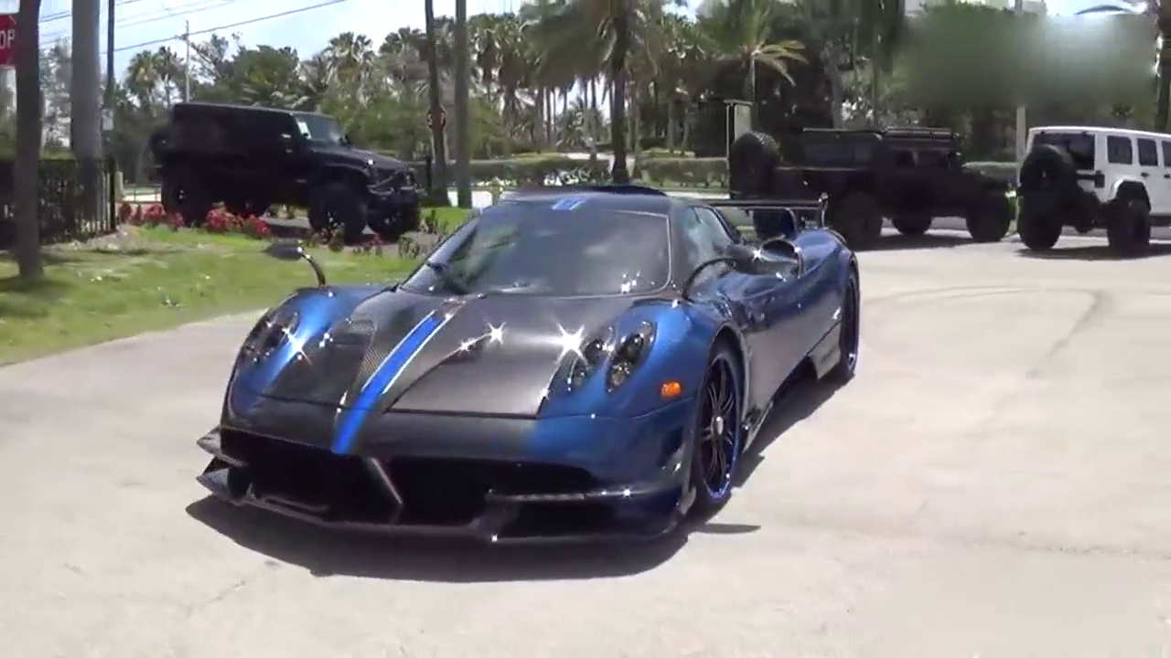 实拍帕加尼跑车 碳纤维布满全车