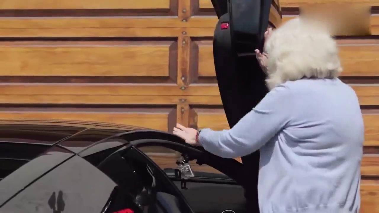 两位老奶奶驾驶一辆兰博基尼超级跑车上街买东西，真是羡煞旁人