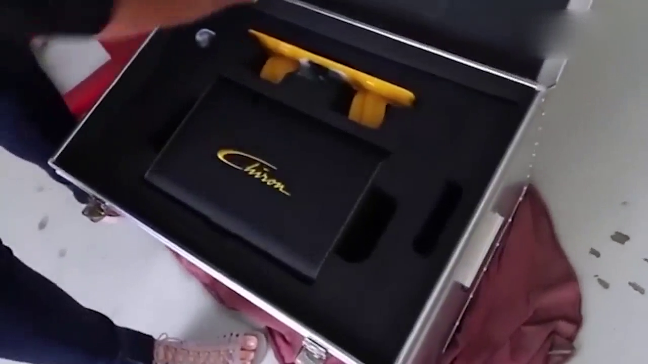 买5000万一台的布加迪跑车，送了一个盒子，感受一下有多霸气！