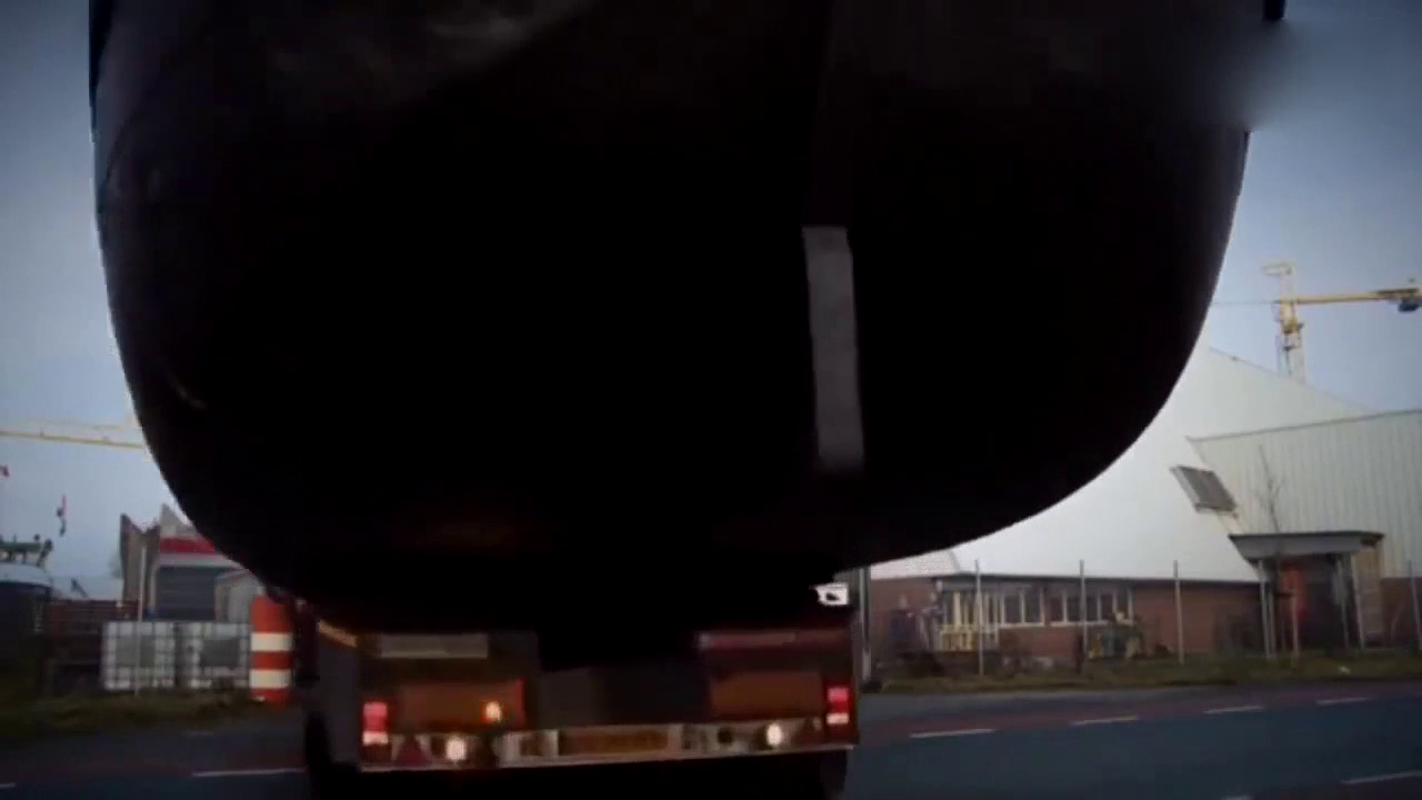 大型轮船被陆运，直接装载卡车运输，被人买回家了