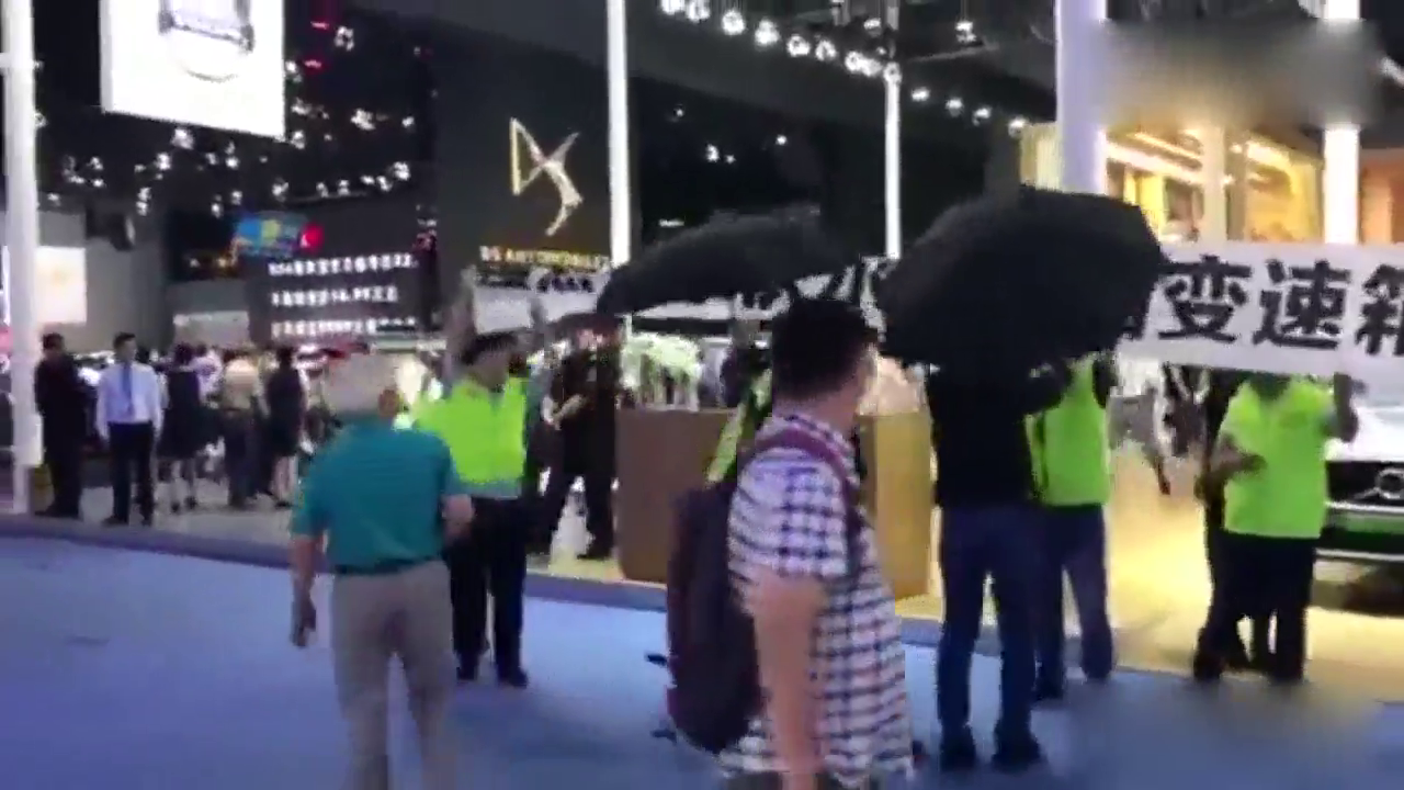 沃尔沃车展却被维权人员堵满了现场！