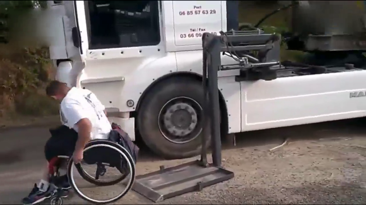 卡车上设计的这个功能，帮助残疾人上下车，好人性化