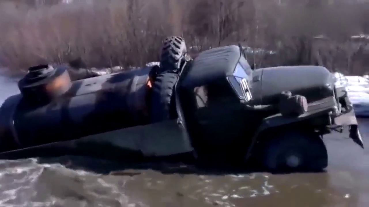卡车司机穿越100厘米厚的危险雪山，真是勇敢的司机！