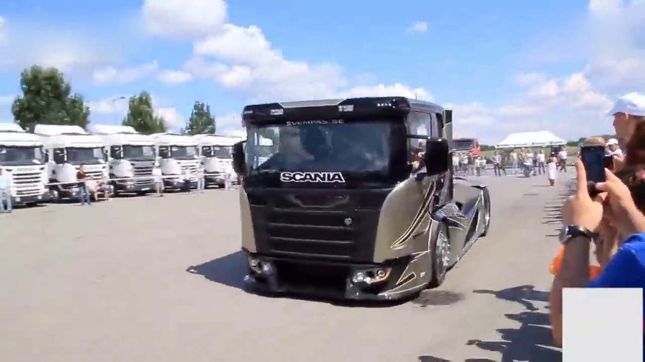 国外敞篷不是小车的专利，V8后置发动机卡车，凑老本我也弄一台