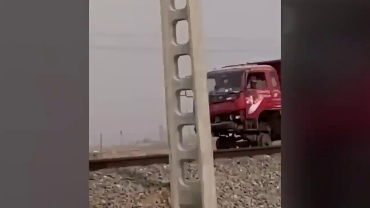 卡车在火车道上跑，这个改装简直逆天