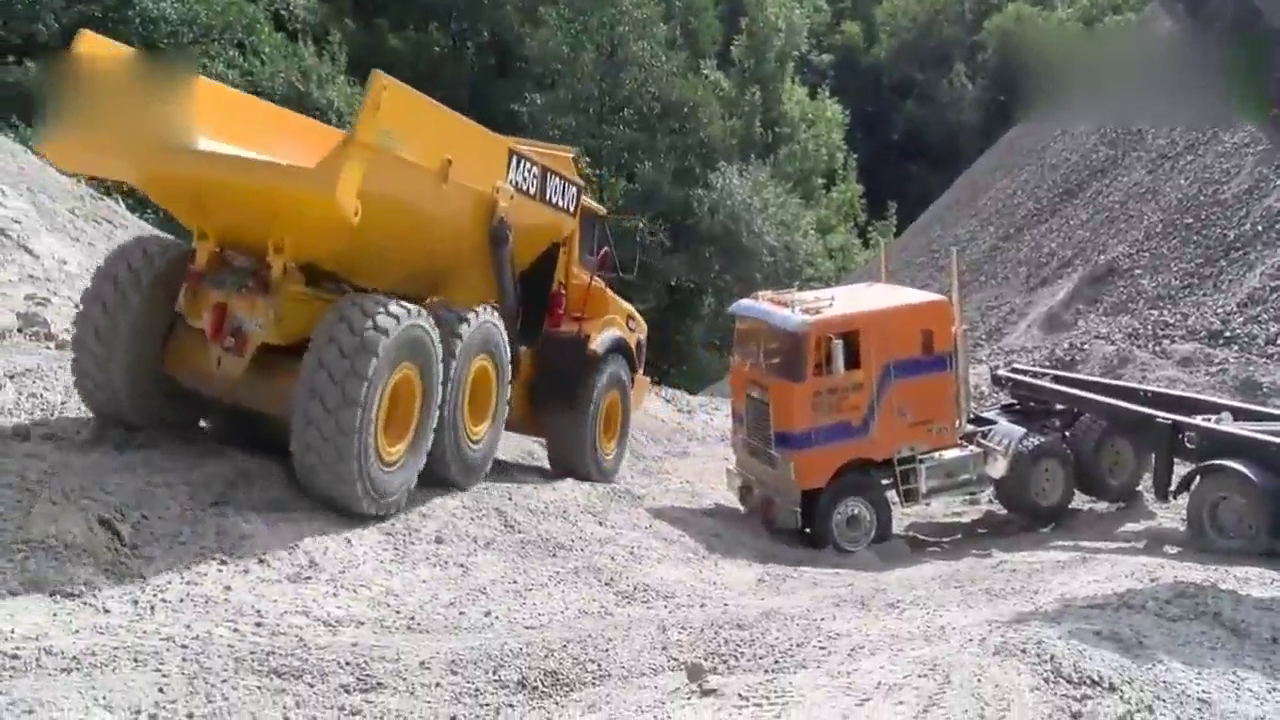 沃尔沃卡车救援，最后直接把另一辆车拖翻了，这技术简直了