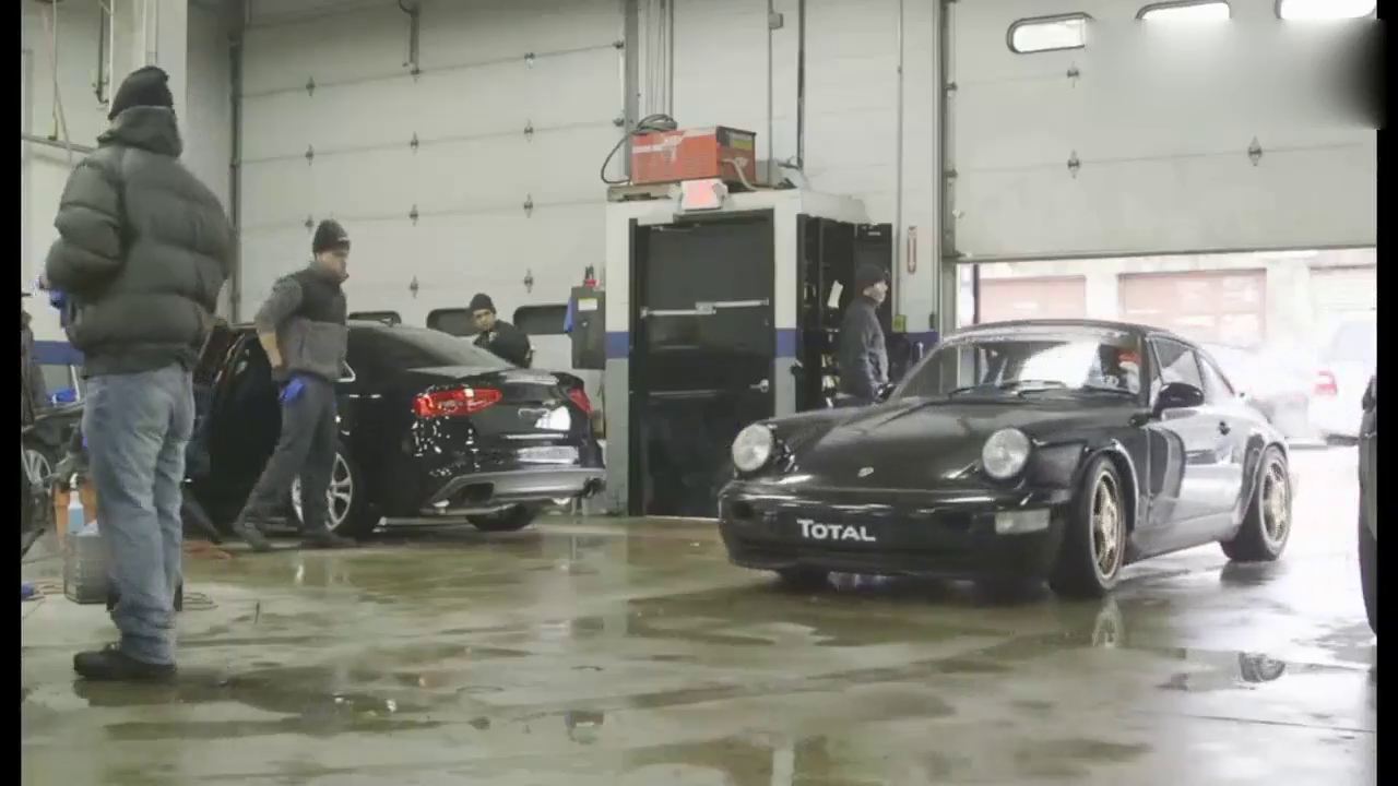 外表看起来新新的跑车，没想到底盘被雨水腐蚀的差点断裂