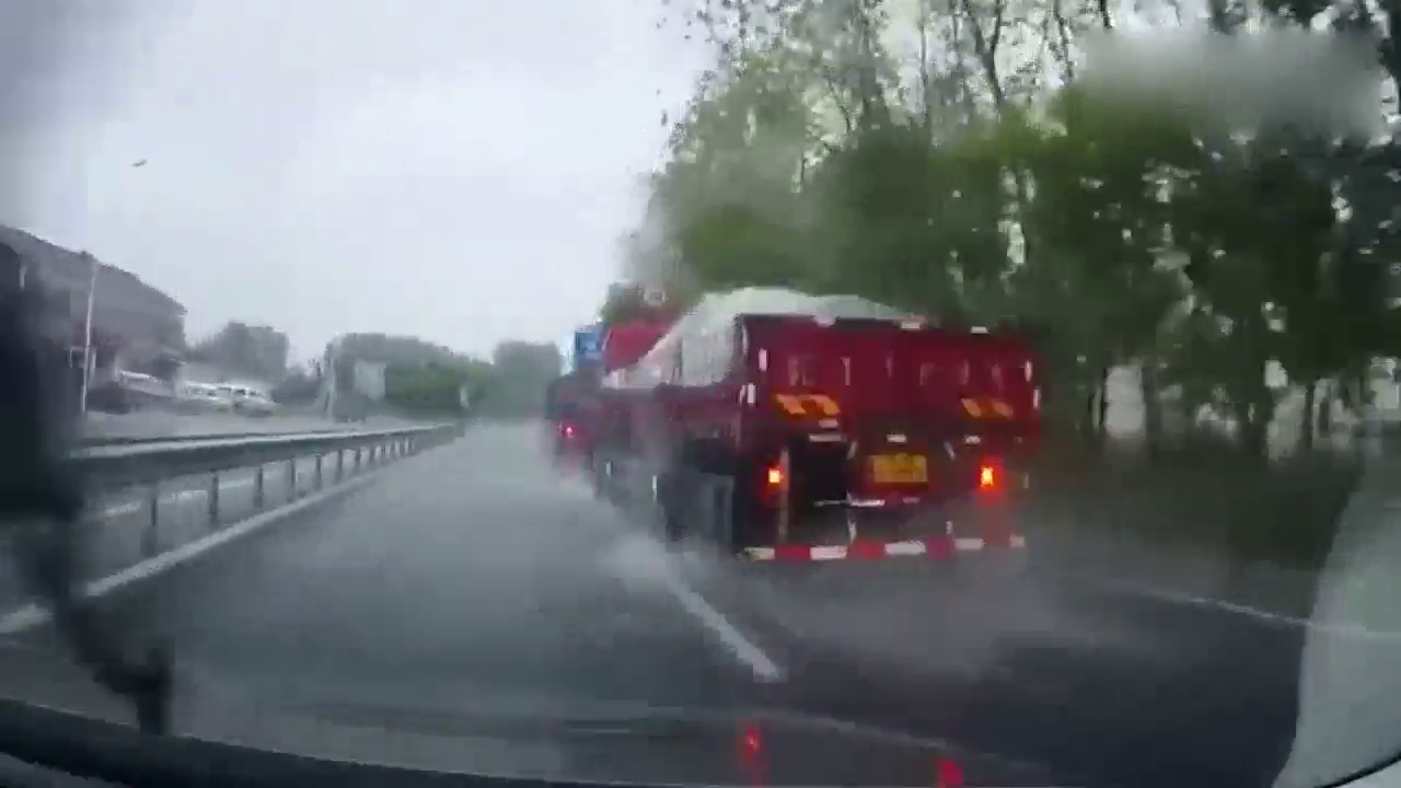 前车突然急停，卡车刹不住撞向护栏