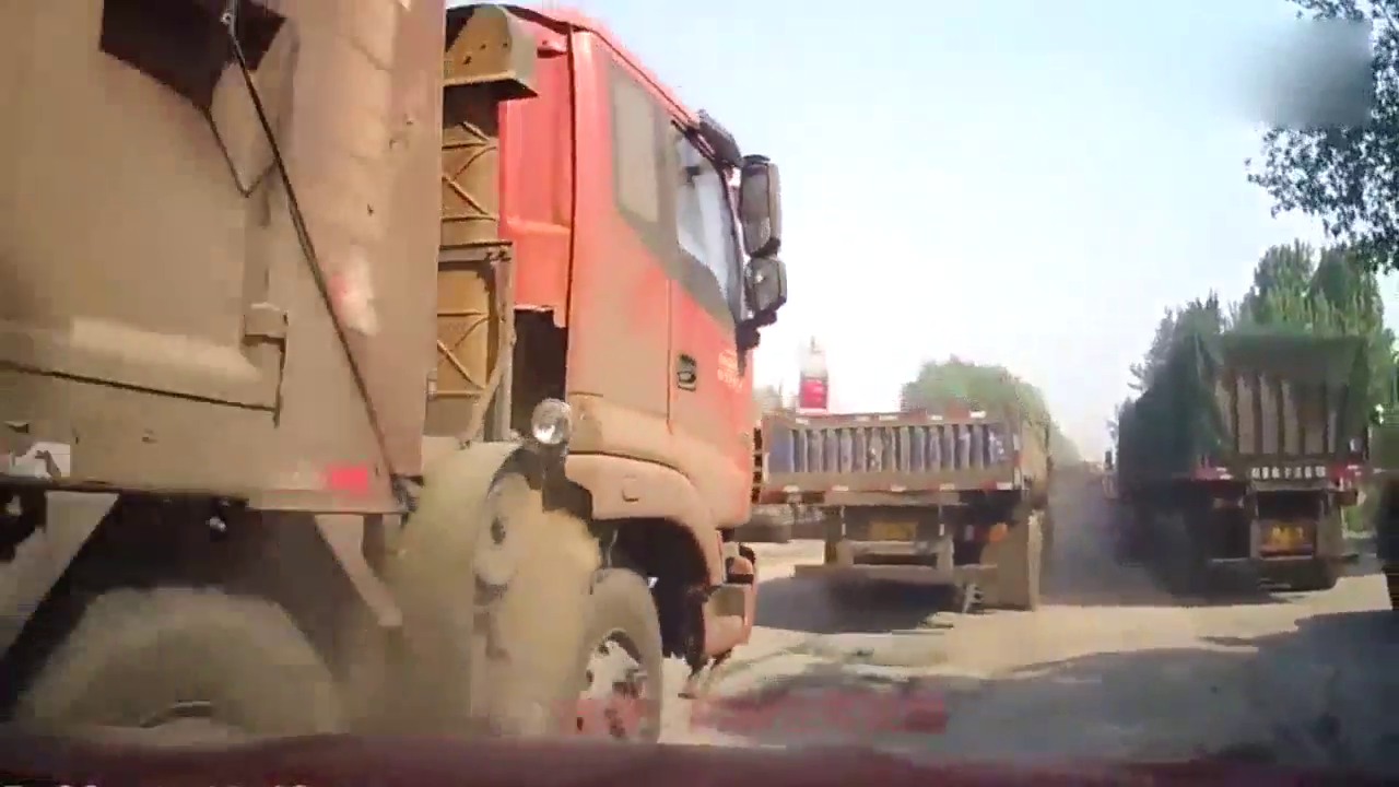 卷进了卡车车流中，被大卡车野蛮剐蹭了