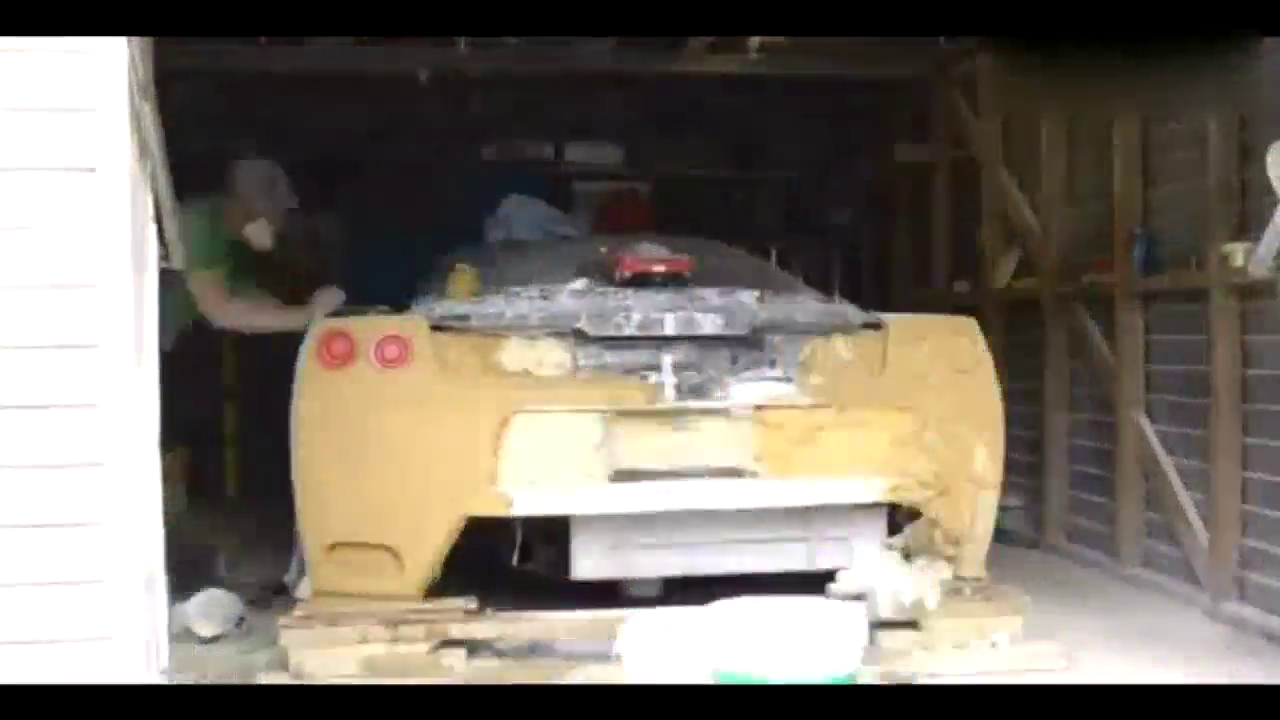 国外小伙自己动手改装汽车外形，做完家用车变炫酷跑车