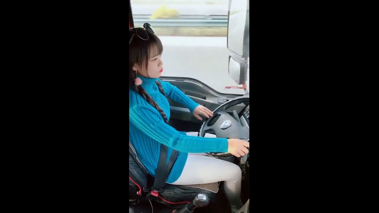卡车女司机，一路高速超车，技术真高！