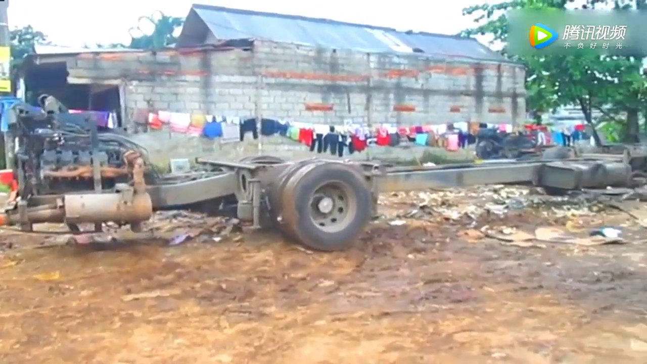 大千世界无奇不有，头次见这么简陋的卡车，在国内是不允许上路的