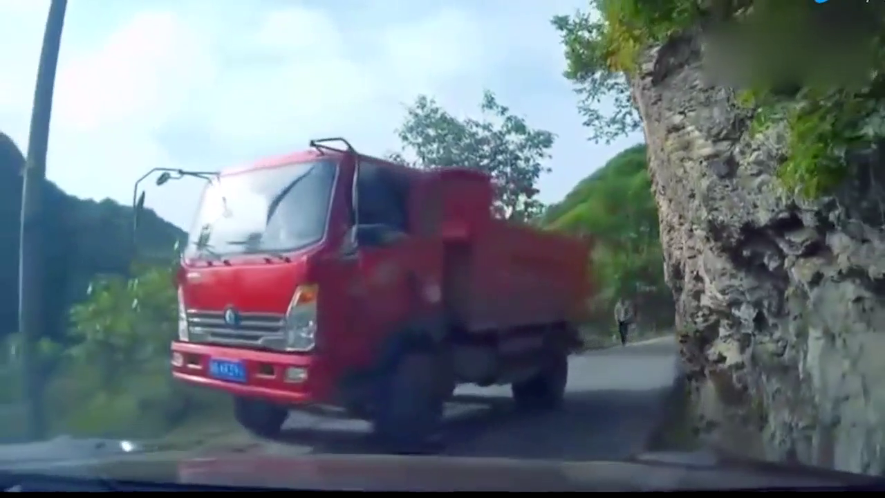 卡车悬崖边上会车，轿车司机的做法让人称赞才是我们应该学习的