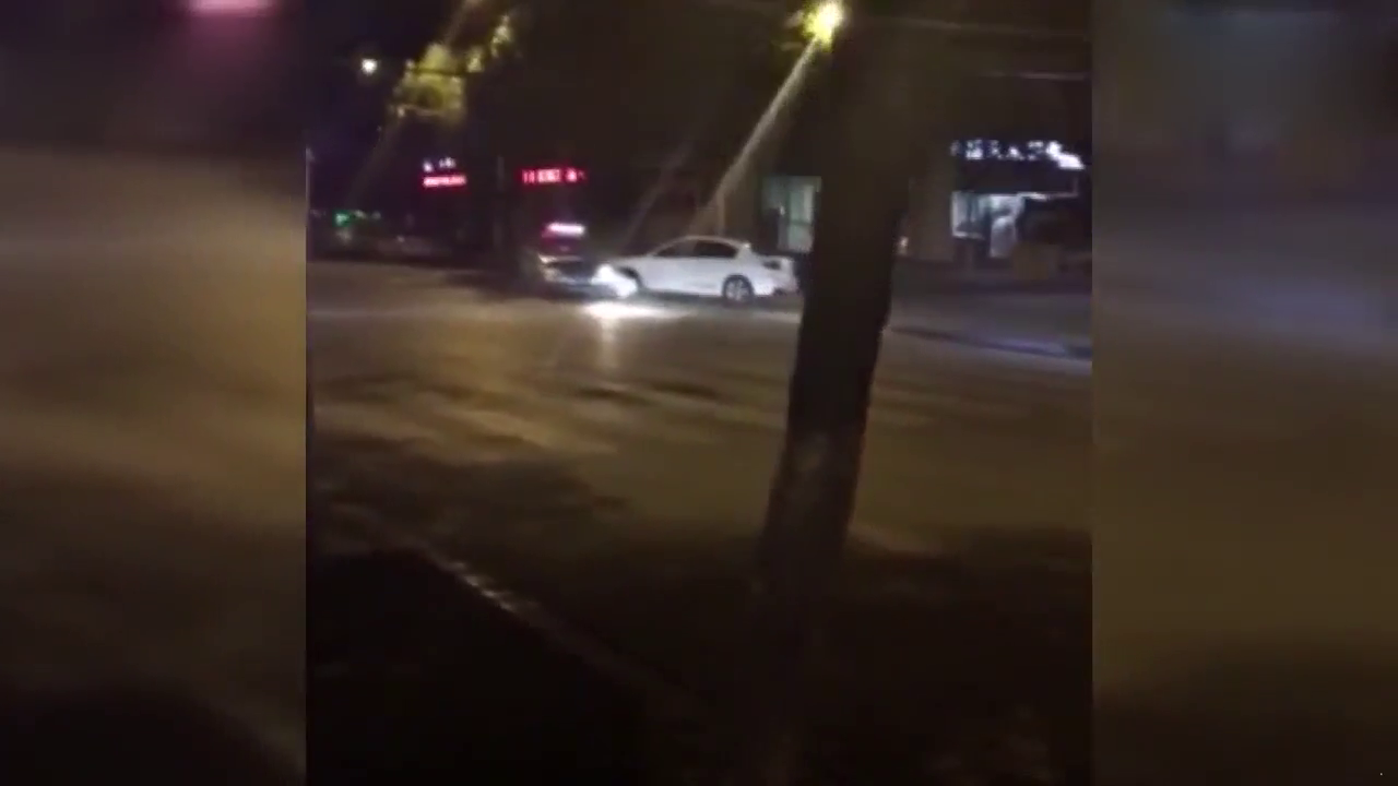 多大仇啊，轿车马路上疯狂撞击出租车！