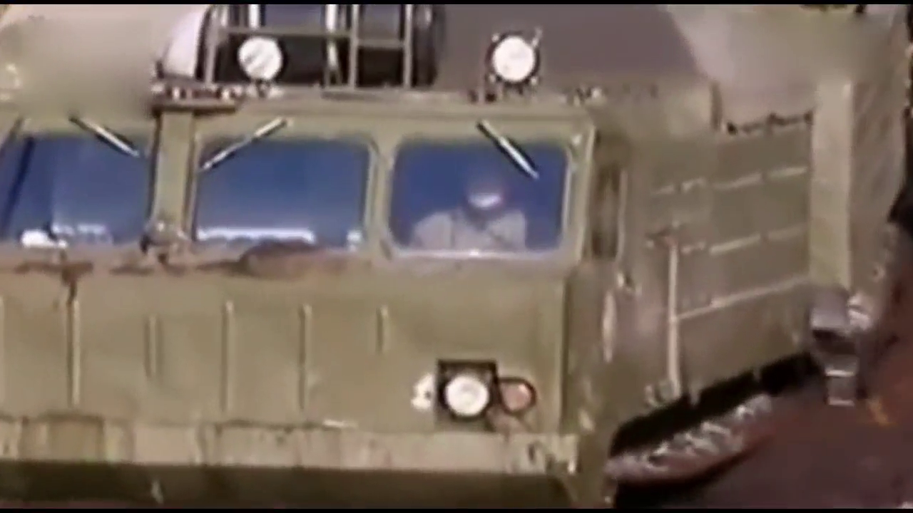 卡车上安装了履带，陷入沼泽只露个头都能开出来，厉害了