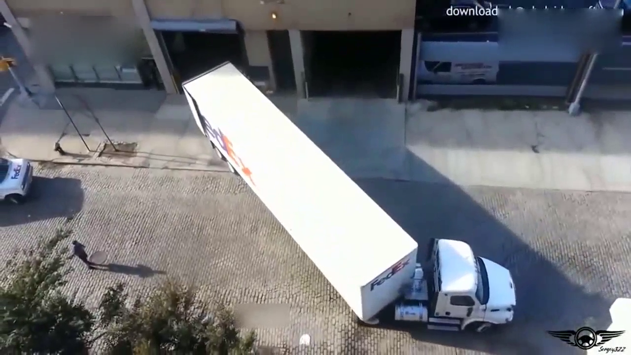 老司机驾驶载货大卡车秀技术 一般人没有五毛钱特效是进不去的！