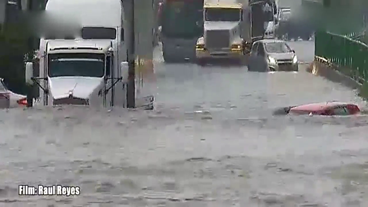 老司机艺高胆大 开上卡车勇往水区！