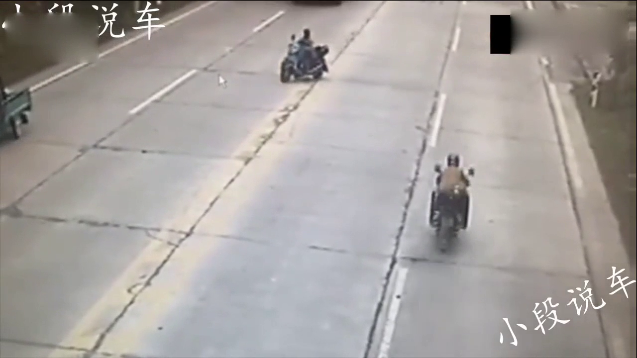 横穿马路的电动车故意挑衅大货车，瞬间悲剧的一幕看着真惨