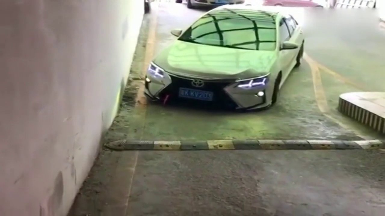 最失败的改装车，这下真改成铲车了，想过去把保险杠留下