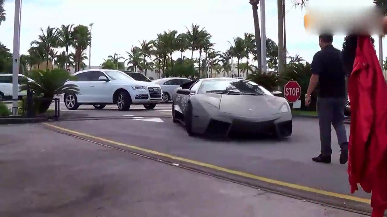 明明是跑车，非要改装成战斗机的样子