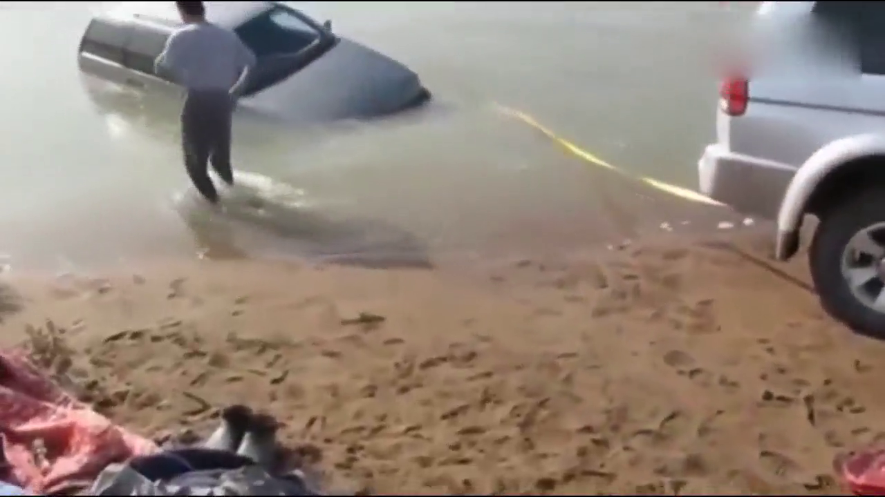 旅行车河道玩水不幸陷车，一个电话越野车霸气牵引救援！