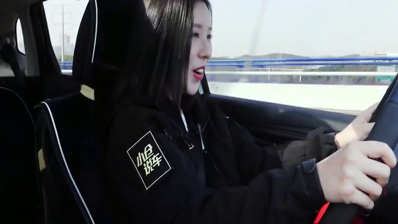 美女尖叫试驾飞度跑车 什么SMART都抛开！