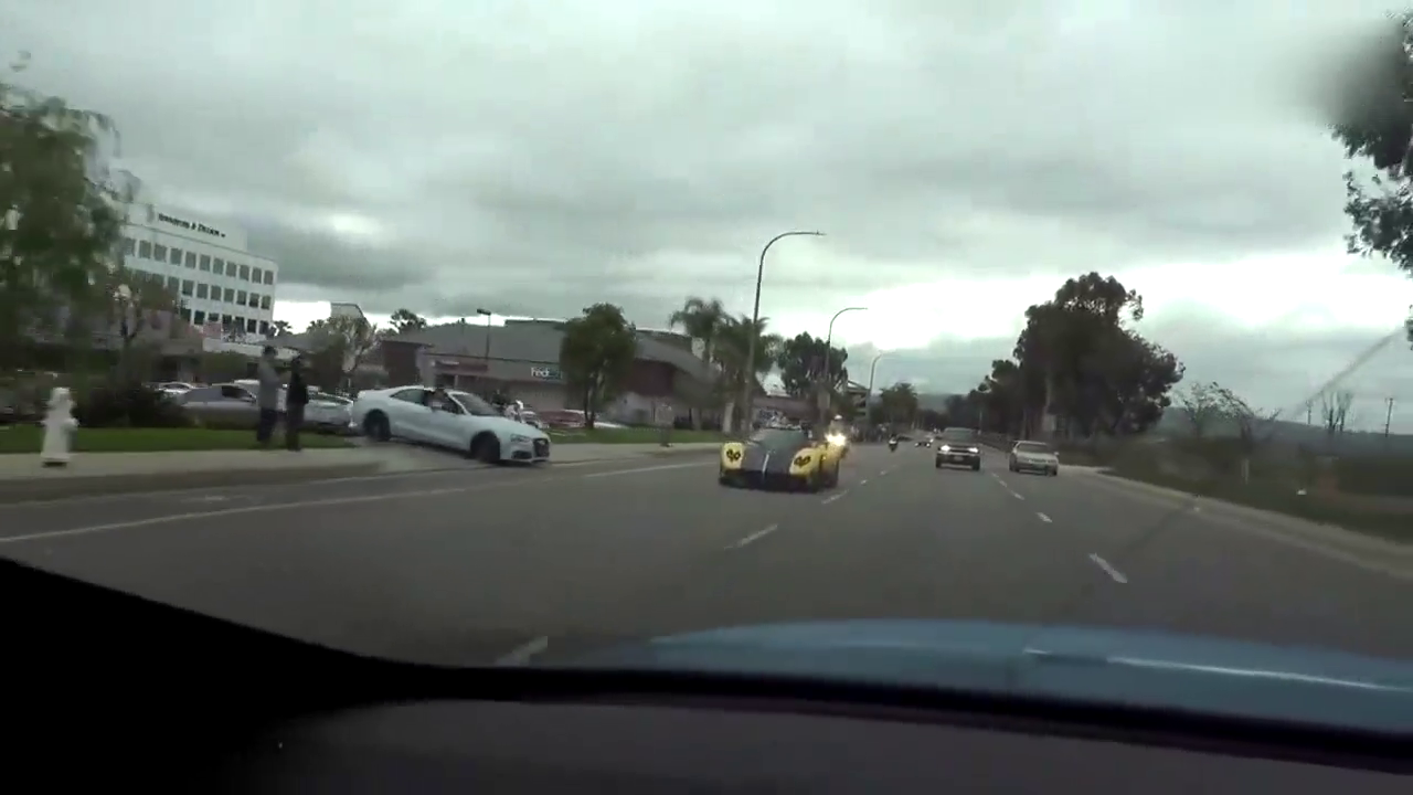 美国交警拦停4000万帕加尼跑车，车主下车后立刻就怂了