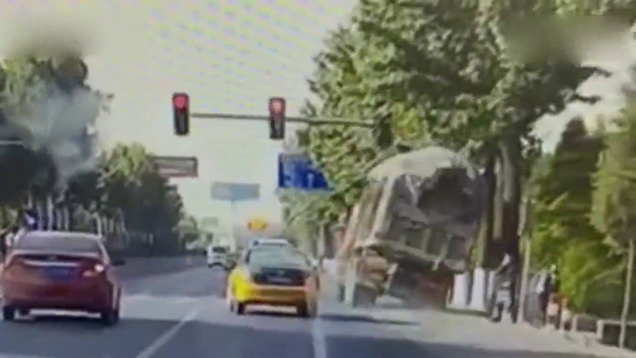 为了保住出租车和旁边的行人，大货车司机只能牺牲自己