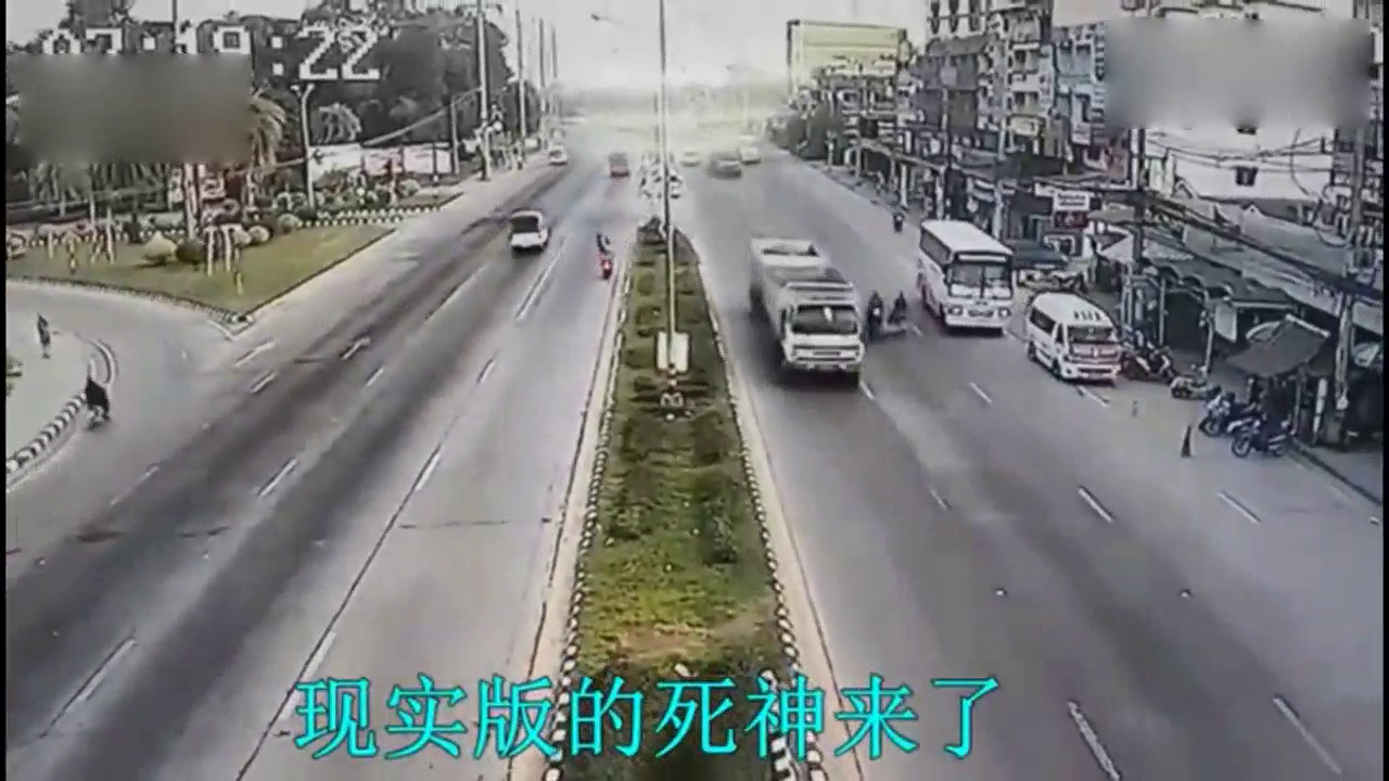 电动车女子死的太冤了，交警回看监控后都崩溃了！
