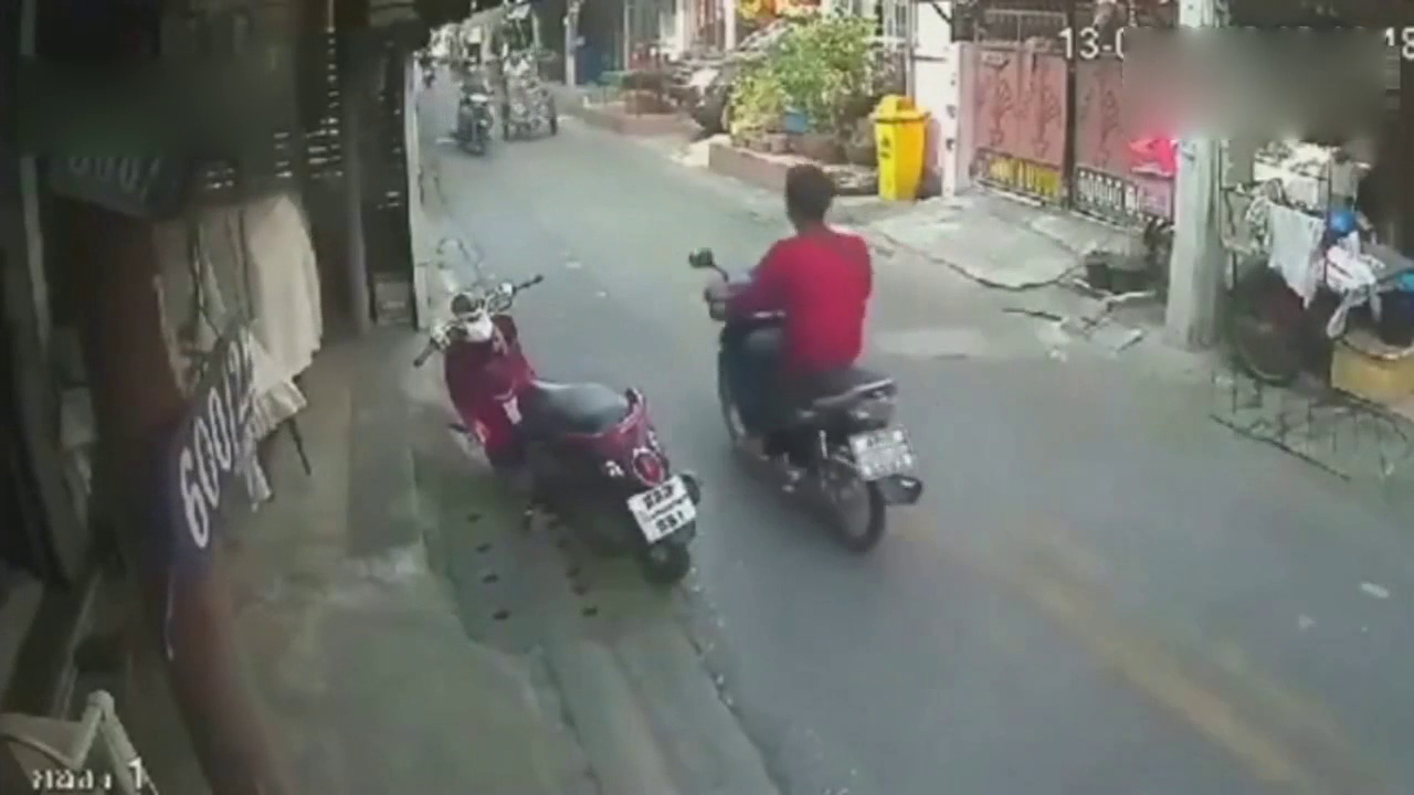 电动车男子被三轮车刮到，要不是监控，都不知道他竟这么猖狂