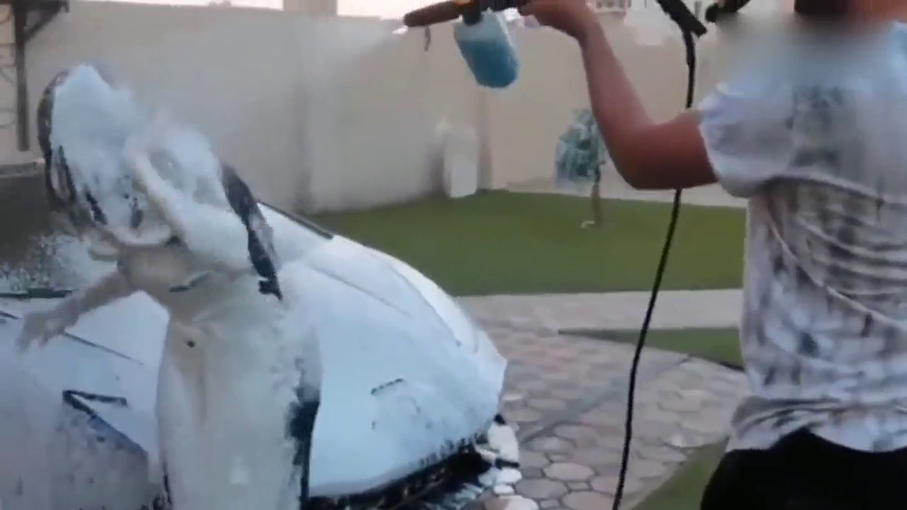 姐姐被弟弟弄生气后 把弟弟价值5亿的跑车卖了 弟弟懵了