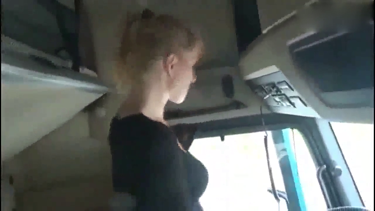 美女司机开着大卡车，边开车边说话，驾驶技术不比男司机差多少！