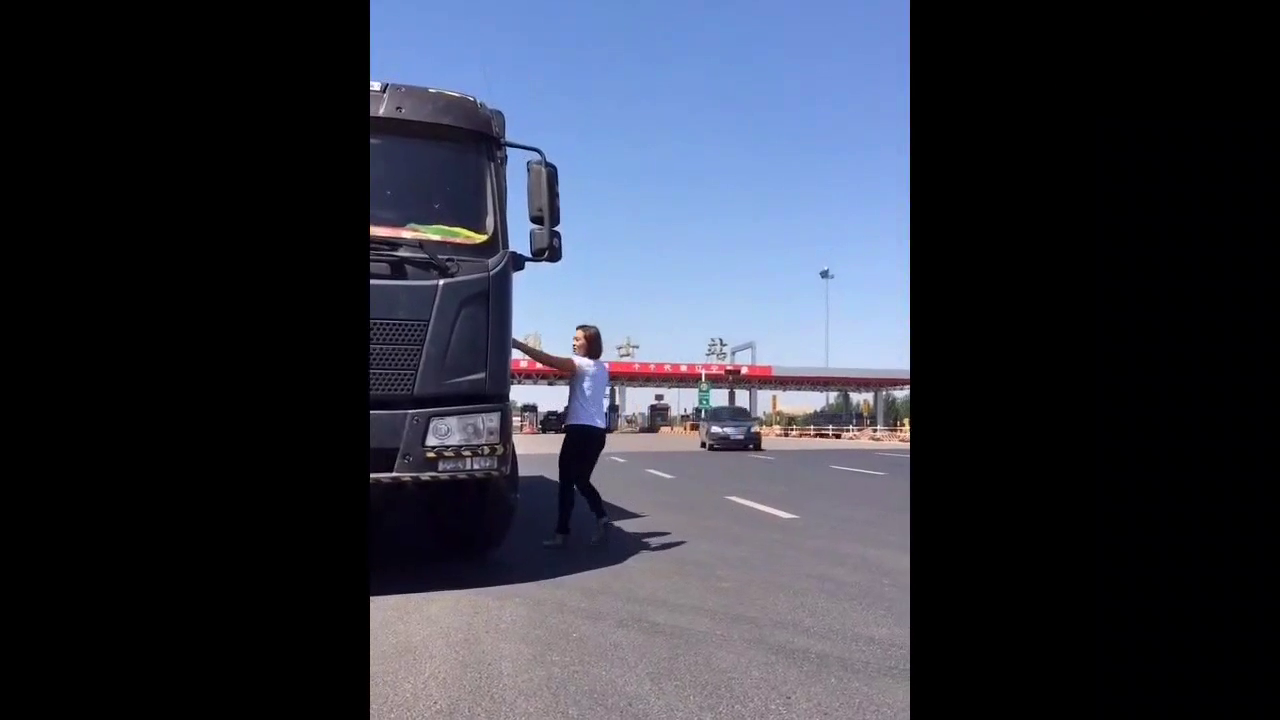 美女司机开着大卡车准备出发了